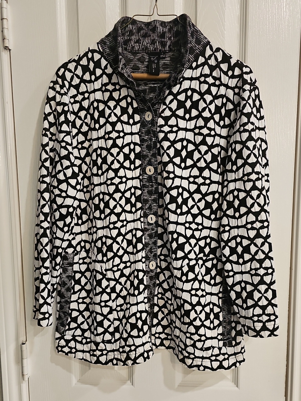 Women’s L Focus Casual Life Black & White Geometric Button-Front Shirt Jacket